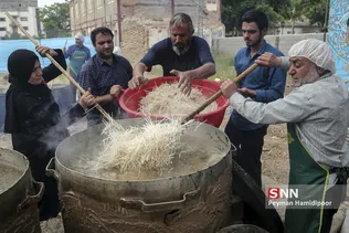 پخت هشت تن آش نذری