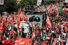 عطارزاده: خودروی حامل پیکر مطهر رهبر شهید انقلاب در میدان آزادی متوقف شده است