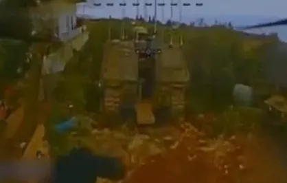حزب&zwnj;الله فیلمی از حمله پهپاد FPV به یک خودرو فرماندهی سنگین نادر اسرائیلی از نوع Ofek را منتشر کرد