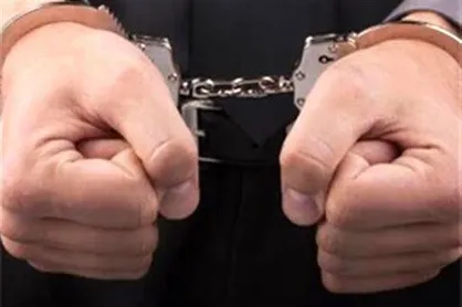 دستبند پلیس فردیس بر دستان مامور قلابی