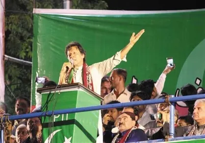 عمران&zwnj;خان: پول گرفتن از آمریکا پاکستان را ذلیل&zwnj; کرد