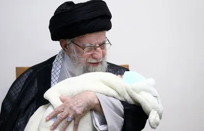 قرائت اذان و اقامه توسط حضرت آیت&zwnj;الله خامنه&zwnj;ای در گوش فرزند نوزاد شهید حمزه جهاندیده