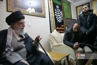 حضور رهبر معظم انقلاب اسلامی در منزل سردار شهید سپهبد سلیمانی