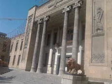 مردم اگر خدمت ارزی می‌خواهند به ساختمان فردوسی بانک مرکزی بروند