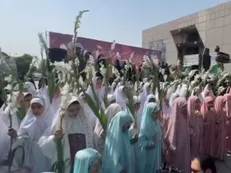در زادروز میلاد حضرت معصومه (س) و آغاز دهه کرامت گلباران حرم امام‌رضا (ع) توسط بانوان مشهدی