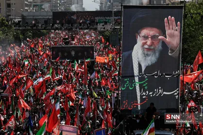 استانداری کربلا با عنوان خیر مقدم به اولین زائر اربعین امسال به پیشواز تشییع رهبر شهید انقلاب اسلامی رفت + عکس