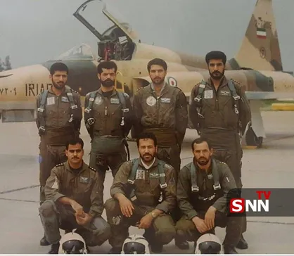 سرلشکر خلبان شهید عزیز نصیرزاده در کنار جنگنده اف ۵ +عکس