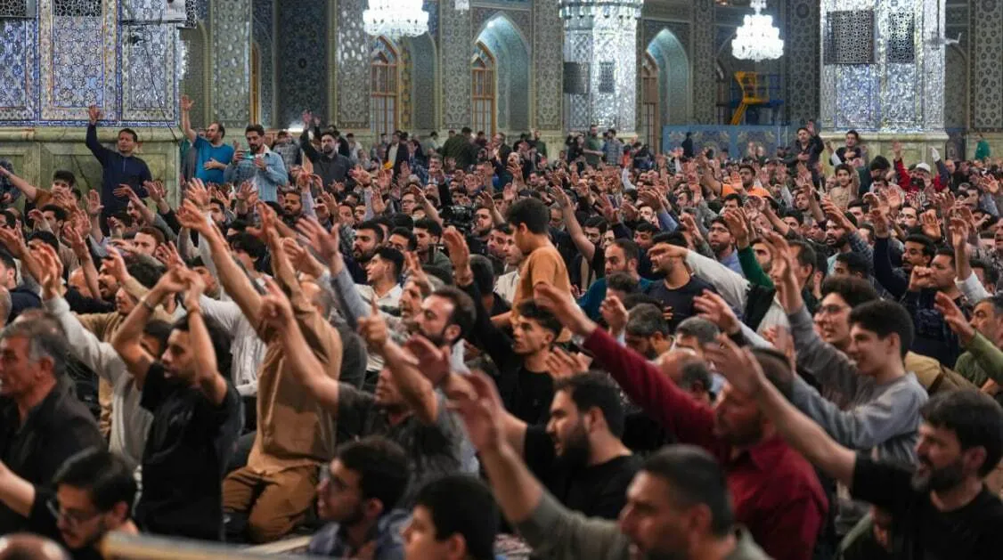طنین مناجات محمود کریمی در رواق رضوی؛ از خاک خراسان تا غیرت ایران علی (ع) + آلبوم تصاویر شب دوم