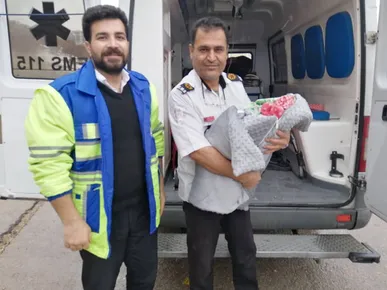 زایمان موفق مادر باردار لودابی در آمبولانس اورژانس ۱۱۵ در میان برف و کولاک
