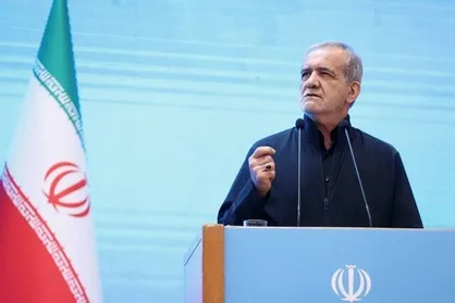 قرآن دست&zwnj;نویسِ کودکان به رئیس&zwnj;جمهور اهدا شد+فیلم