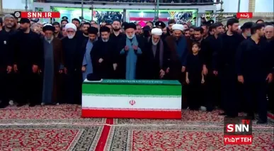 فیلم کامل اقامه نماز بر پیکر مطهر رهبر شهید در آستان قدس رضوی + فیلم