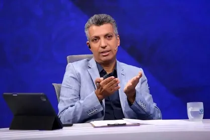 حرکت و ادای احترام به امام علی از سوی وحید شمسایی و عادل فردوسی پور که باز هم نظر غیر تخصصی داد!