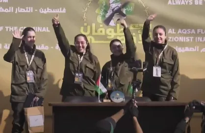عکس یادگاری ۴ زن اسیر اسرائیلی با رزمندگان مقاومت اسلامی فلسطین +عکس