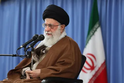 آمریکا غلط می&zwnj;کند ایران را مقصر می&lrm;داند/ زوال ایالات متحده قطعی است/ شما جوانان آینده&zwnj; درخشان ایران اسلامی را خواهید دید