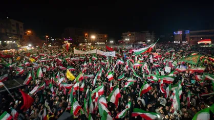 امشب میادین تهران و استان ها حضور پرشور را ثبت خواهند کرد؛ از پیام ترکی شهروند شهرکردی به آمریکا تا رجزخوانی پیرمرد بختیاری برای ترامپ +فیلم