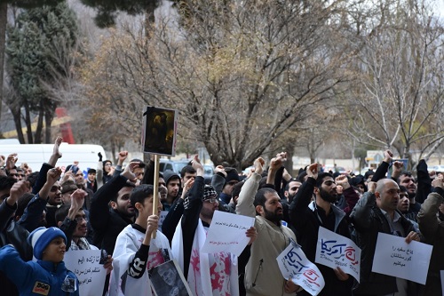 تجمع دانشجویان کرمانشاهی در فرودگاه شهید اشرفی