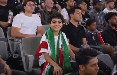 تصویرسازی از حضور «ماکان نصیری» در میان تماشاگران دیدار ایران و نیوزیلند