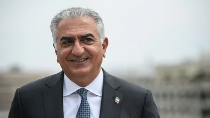 وقتی رضا پهلوی وقاحت را از حد می&zwnj;گذراند؛ دعوت مردم به جنگ و اغتشاش و سخنرانی پشت شیشه ضد گلوله! + فیلم