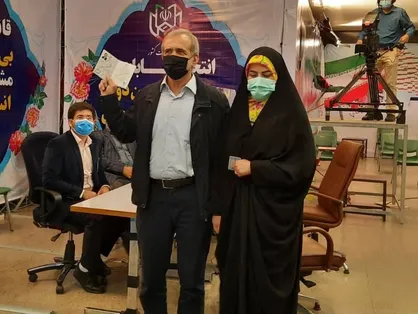 &laquo;پزشکیان&raquo; با دخترش آمد/ وزیر احمدی نژاد نیز در انتخابات ثبت نام کرد