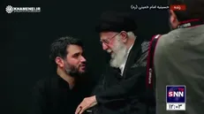 گفتگوی رهبر انقلاب با میثم مطیعی پس از عزاداری روز اربعین و اشتیاق دانشجویان برای شنیدن بیانات معظم له
