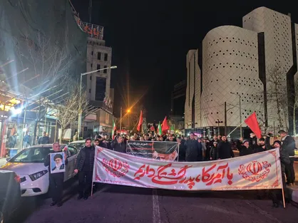 آغاز سومین شب قرار شبانه مردم در میدان شهدای ذهاب رشت با سر دادن شعار مرگ بر آمریکا+فیلم