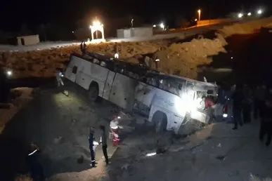 واژگونی اتوبوس کارگران معدن زغال‌سنگ راور / ١٦ نفر مصدوم شدند