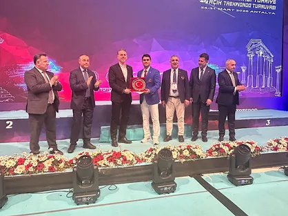 اکبرزاده بهترین داور رقابت&zwnj;های تکواندو آزاد ترکیه شد