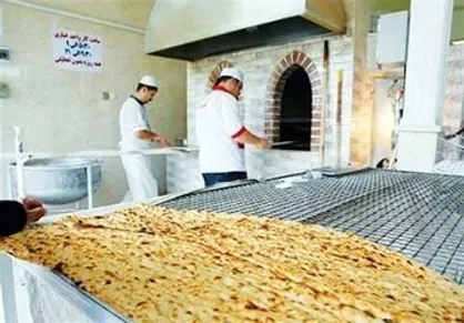 نانوایی&zwnj;های سنتی و صنعتی در حال تامین نان مردم/کمبود نان نداریم