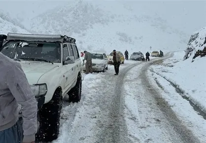 آخرین وضعیت&zwnj; جاده&zwnj;های کشور/ بارش برف و باران در محورهای ۱۵ استان