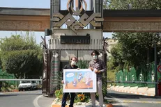 اهدای کاریکاتور با مضمون نحوه مواجهه رسانه ملی با منتقدین به علی عسگری