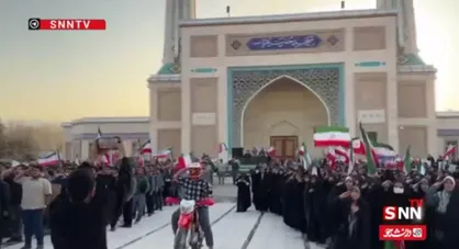 خواندن سرود ملی ایران توسط دانشجویان دانشگاه فردوسی مشهد همراه با سلام نظامی + فیلم