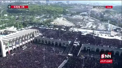 تصاویر هوایی از جمعیت پرشور مردم در مراسم اقامه نماز بر پیکر رهبر شهید انقلاب