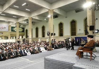 شرکت&zwnj;کنندگان در اجلاس محبان اهل بیت (ع) با رهبر انقلاب دیدار کردند