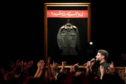 ببینید| روایت پیراهن حاجی؛ از آخرین حضور سرزده شهید حاجی زاده با لباس شخصی در هیئت تا لباسی که از زیر آوار بیرون آمد + عکس