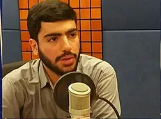 عضو شورای تبیین مواضع بسیج دانشجویی خراسان رضوی در نماز جمعه مشهد سخنرانی می‌کند