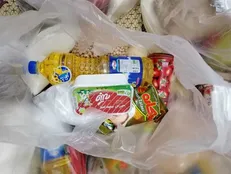 حدود ۴۰ بسته موادغذایی به خانواده‌های درگیر کرونا در سمنان اهدا شد