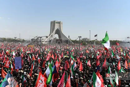 ببینید| شکوه اجتماع عاشقان گرداگرد پیکر امام شهید در میدان آزادی