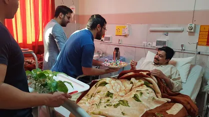 عید غدیری متفاوت/هدیه دانشجویان مشهدی به بیماران بستری در بیمارستان&zwnj;ها+عکس و فیلم