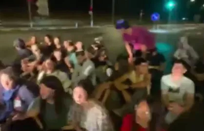 شهرک نشینان صهیونیست مسیر کامیون&zwnj;های حامل آرد به غزه را مسدود کردند