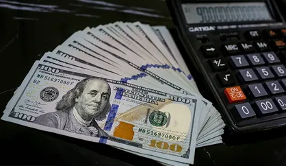 قیمت دلار امروز در دو مسیر؛ بازار تهران صعودی شد، دلار جهانی زیر فشار خزانه&zwnj;داری آمریکا