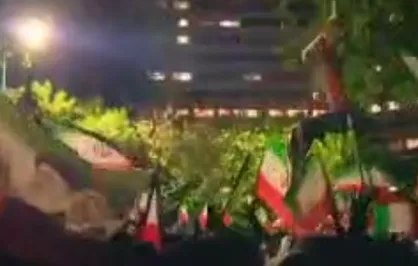 هم خوانی اهالی اکباتان با سرود ملی ایران در شب ۵۷&zwnj;ام