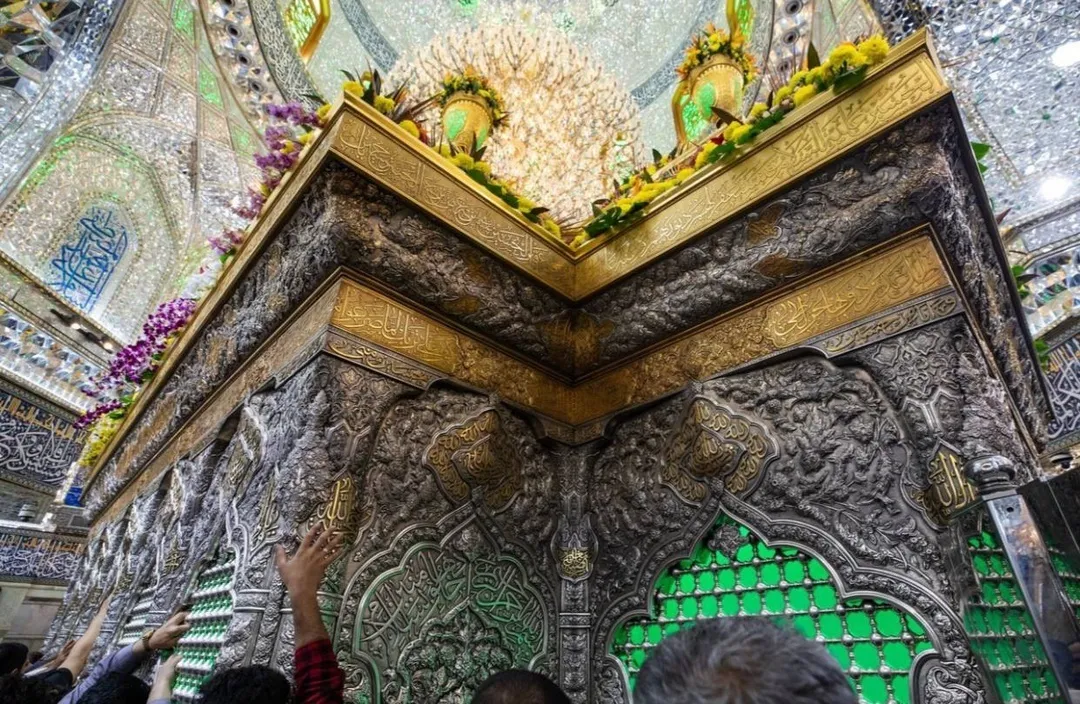 خادم حرم حسینی سید حامد می‌گوید که «ضریح امام حسین علیه‌السلام با بیش از ۱۰۰۰ شاخه گل طبیعی تزیین شده است.» در روزهای گذشته نیز پارچه‌هایی مزین به نام و القاب حضرت زینب سلام‌الله علیها نصب شده بود.

