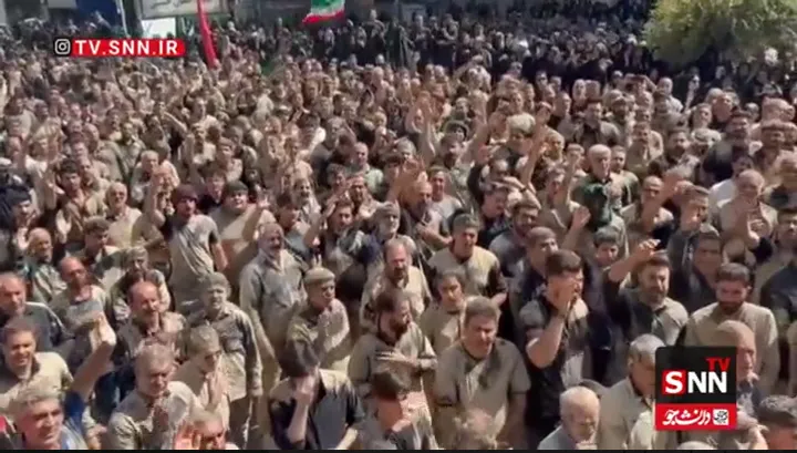 از مراسم نخل گردانی ظهر عاشورا در مشهد اردهال‌کاشان تا شور حسینی خرم آبادی ها، حماسه آفرینی ساکنان هرمز و برپایی نماز جماعت در رواق کشوردوست + فیلم