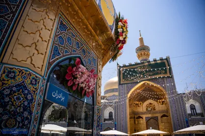 نصب کتیبه&zwnj;های ولادت امام هادی(ع) در حرم مطهر رضوی + فیلم