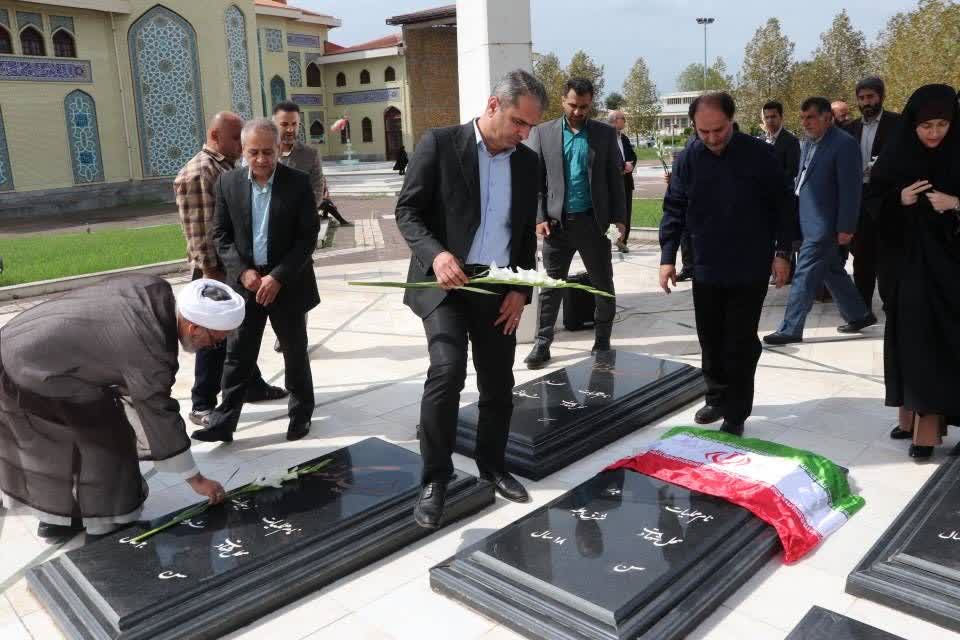 پرچم مقدس جمهوری اسلامی ایران در دانشگاه گیلان به اهتزاز درآمد پرچم مقدس جمهوری اسلامی ایران در دانشگاه گیلان به اهتزاز درآمد
