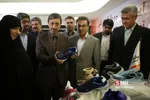 پرویز فتاح و محمد بیگدلی در آیین اهدای ۱۰۱۰۰۰ جفت کفش توسط بانک ملت به دانش آموزان نیازمند کمیته امداد امام خمینی (ره)