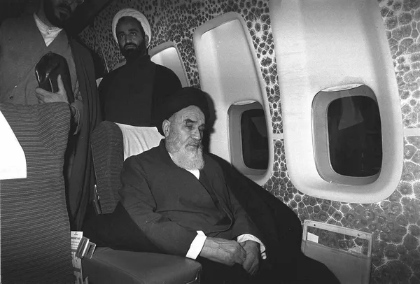 امام خمینی در هواپیما در حال انتقال به پاریس امام خمینی در هواپیما در حال انتقال به پاریس