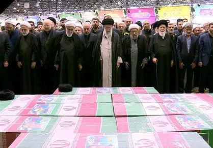 اقامه نماز رهبر معظم انقلاب بر پیکر آیت الله شهید رئیسی و شهدای خدمت + فیلم