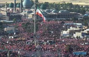 حضور جمعیت بی‌پایان عاشقان رهبر شهید انقلاب اسلامی در خیابان‌های اطراف مسجد مقدس جمکران پس از اقامه نماز بر پیکر مطهر «آقای شهید ایران»