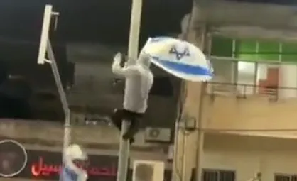 فیلم/ پایین کشیدن پرچم منحوس رژیم صهیونیستی توسط جوان فلسطینی
